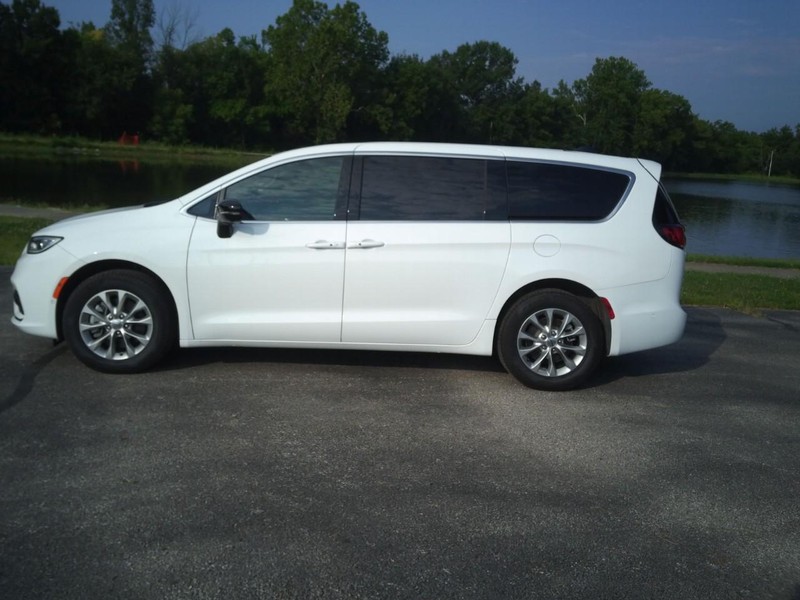 Chrysler PACIFICA S Vehicle Full-screen Gallery Image 02