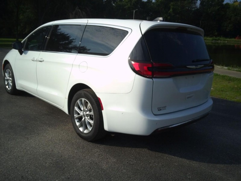 Chrysler PACIFICA S Vehicle Full-screen Gallery Image 03