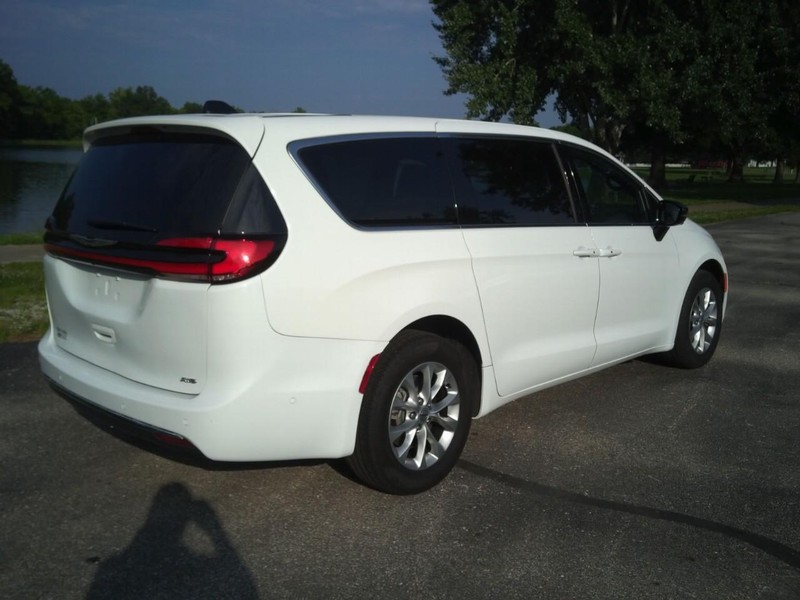 Chrysler PACIFICA S Vehicle Full-screen Gallery Image 04