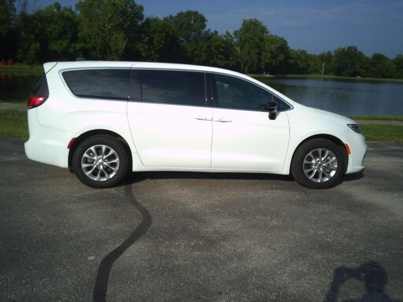 Chrysler PACIFICA S Vehicle Full-screen Gallery Image 05