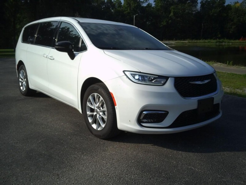 Chrysler PACIFICA S Vehicle Full-screen Gallery Image 06