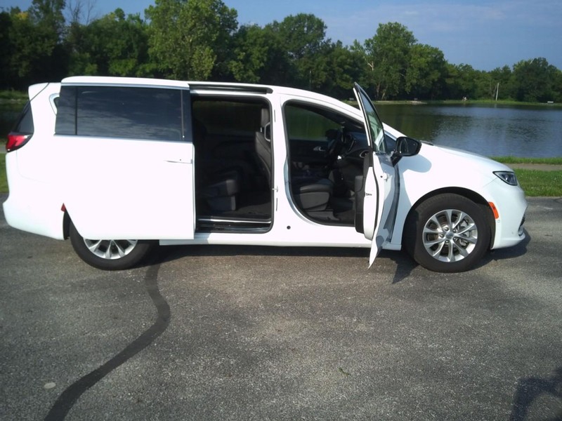 Chrysler PACIFICA S Vehicle Full-screen Gallery Image 07