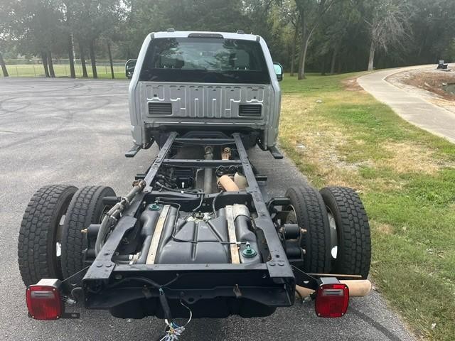 Ford Super Duty F-450 DRW Vehicle Full-screen Gallery Image 04