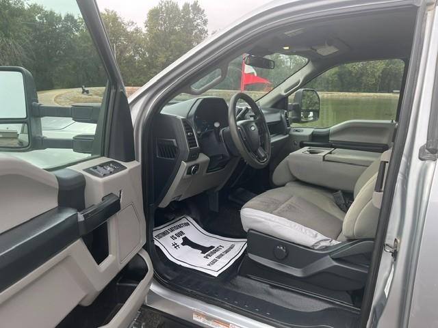 Ford Super Duty F-450 DRW Vehicle Full-screen Gallery Image 09