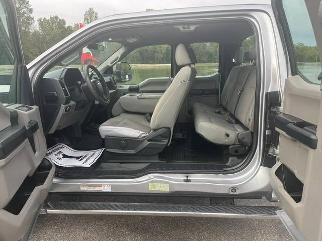 Ford Super Duty F-450 DRW Vehicle Full-screen Gallery Image 10