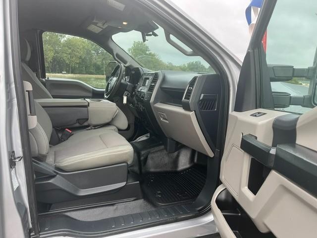 Ford Super Duty F-450 DRW Vehicle Full-screen Gallery Image 12
