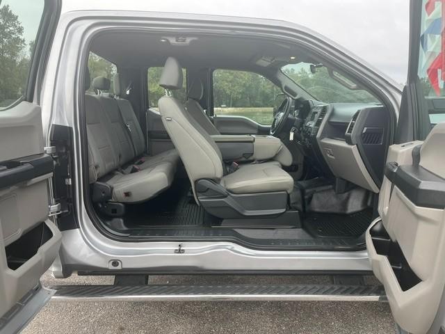 Ford Super Duty F-450 DRW Vehicle Full-screen Gallery Image 13