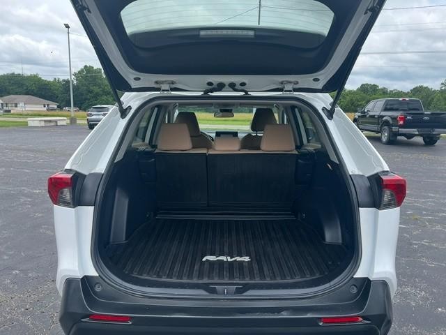 Toyota RAV4 LE Vehicle Full-screen Gallery Image 17