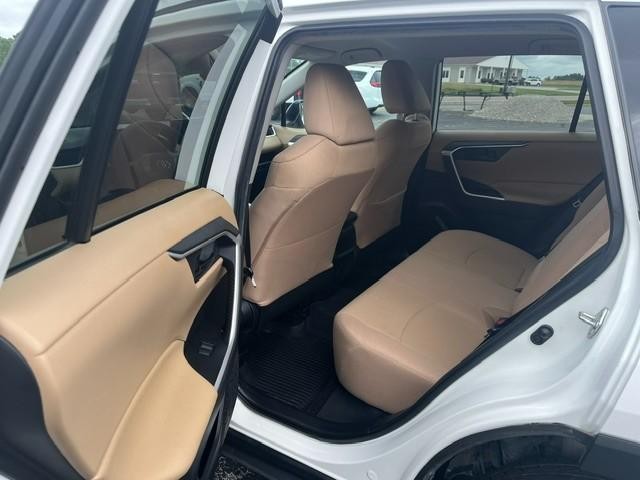 Toyota RAV4 LE Vehicle Full-screen Gallery Image 19
