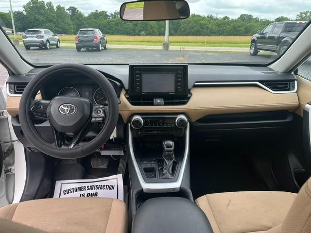 Toyota RAV4 LE Vehicle Full-screen Gallery Image 20