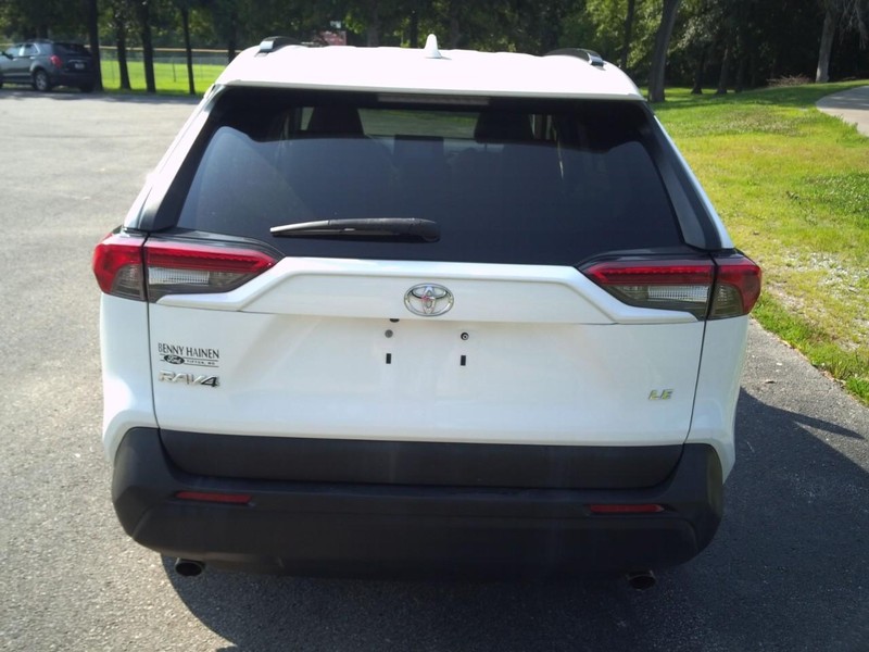 Toyota RAV4 LE Vehicle Full-screen Gallery Image 04