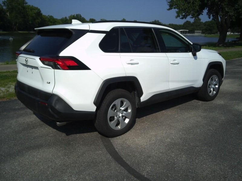 Toyota RAV4 LE Vehicle Full-screen Gallery Image 05