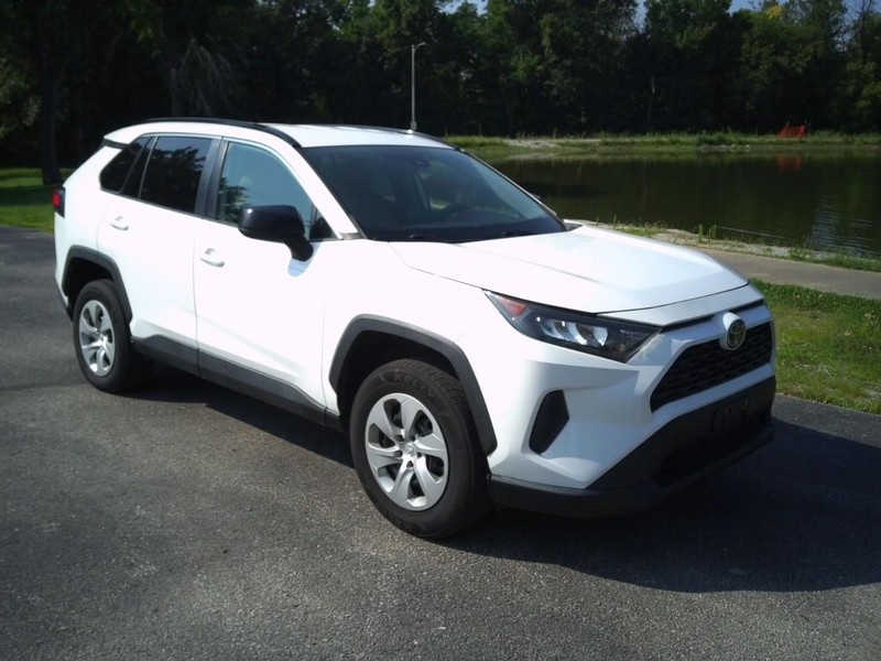 Toyota RAV4 LE Vehicle Full-screen Gallery Image 07