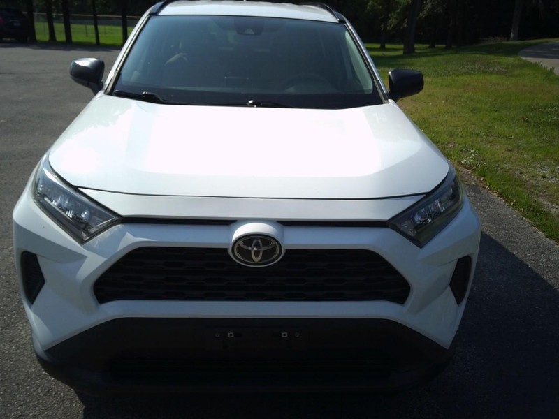 Toyota RAV4 LE Vehicle Full-screen Gallery Image 08