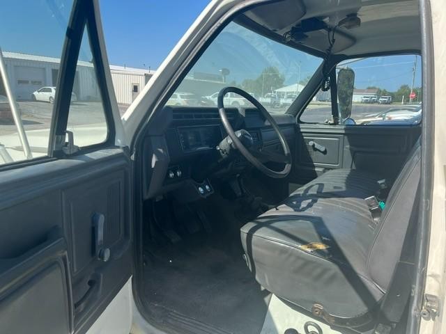 Ford F700 Vehicle Full-screen Gallery Image 08