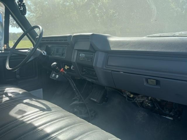 Ford F700 Vehicle Full-screen Gallery Image 11