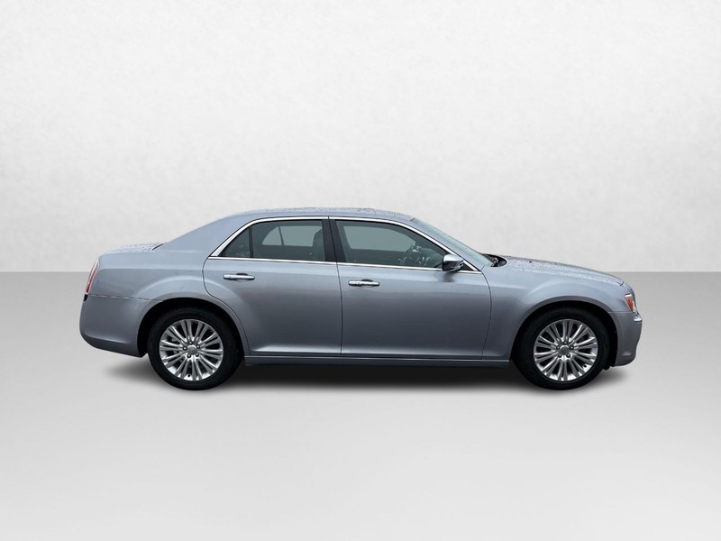 Chrysler 300 Vehicle Image 02