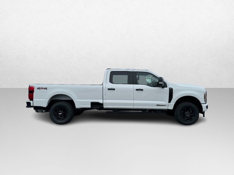 Ford Super Duty F-350 SRW Vehicle Image 02