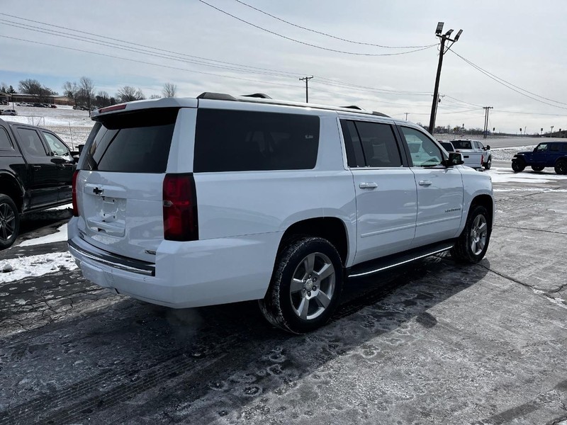 Chevrolet Suburban Vehicle Image 03