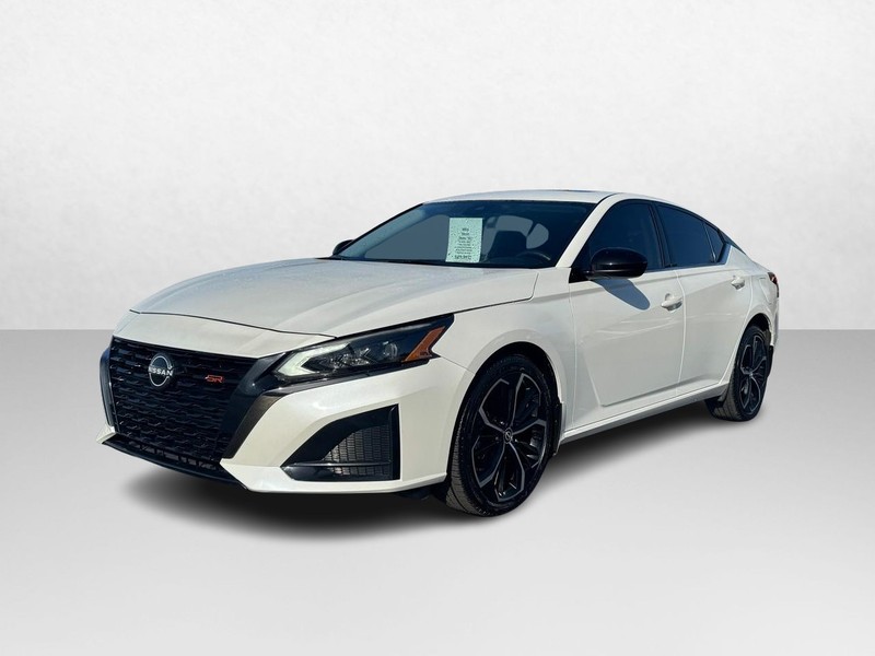 Nissan Altima Vehicle Image 02