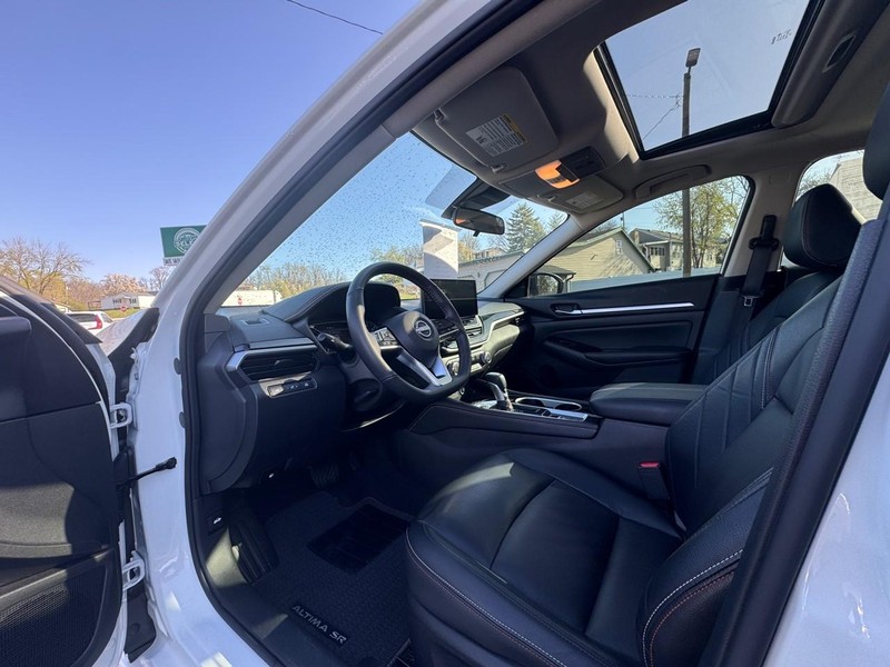 Nissan Altima Vehicle Image 09