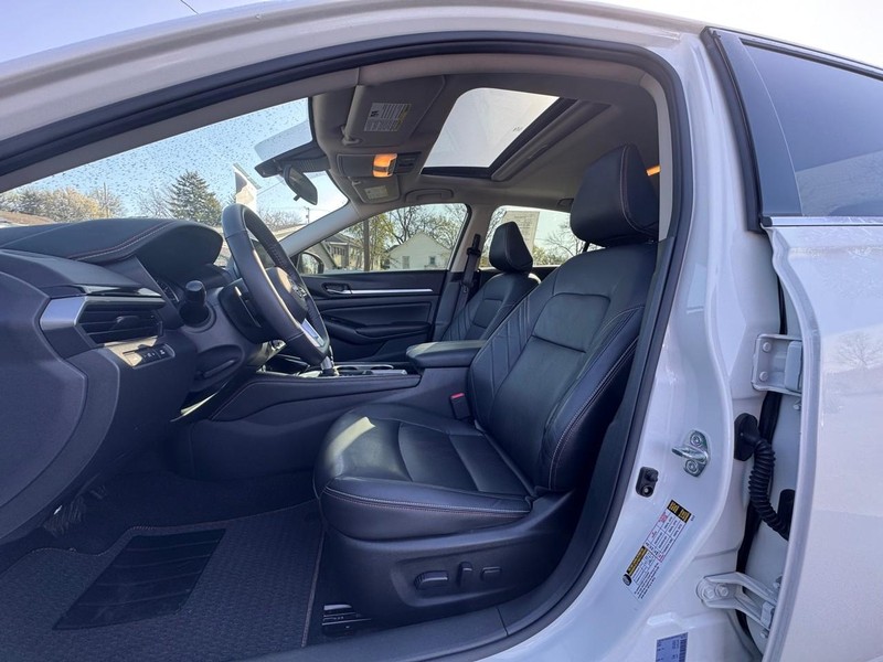 Nissan Altima Vehicle Image 10