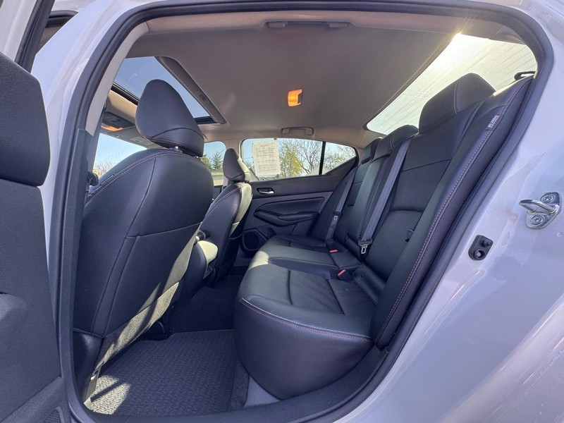 Nissan Altima Vehicle Image 11