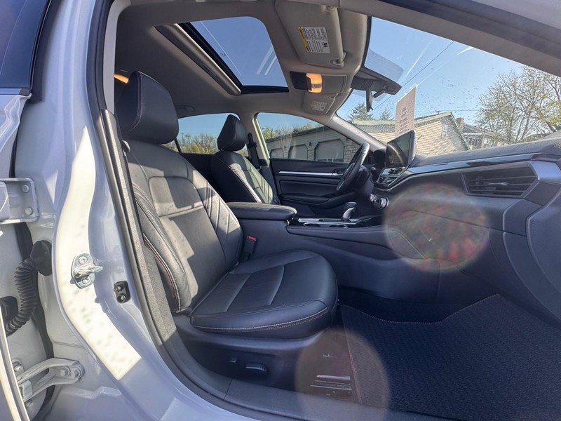 Nissan Altima Vehicle Image 12