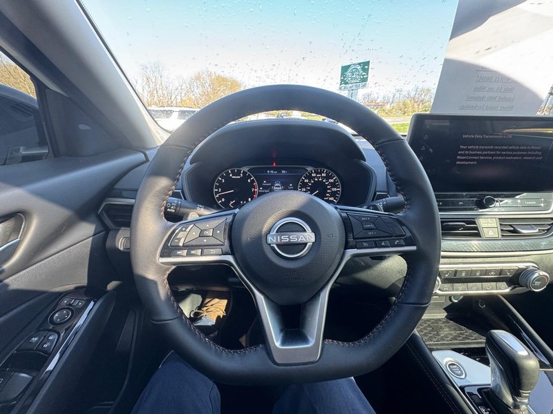 Nissan Altima Vehicle Image 14