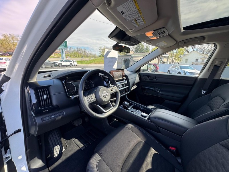Nissan Pathfinder Vehicle Image 09