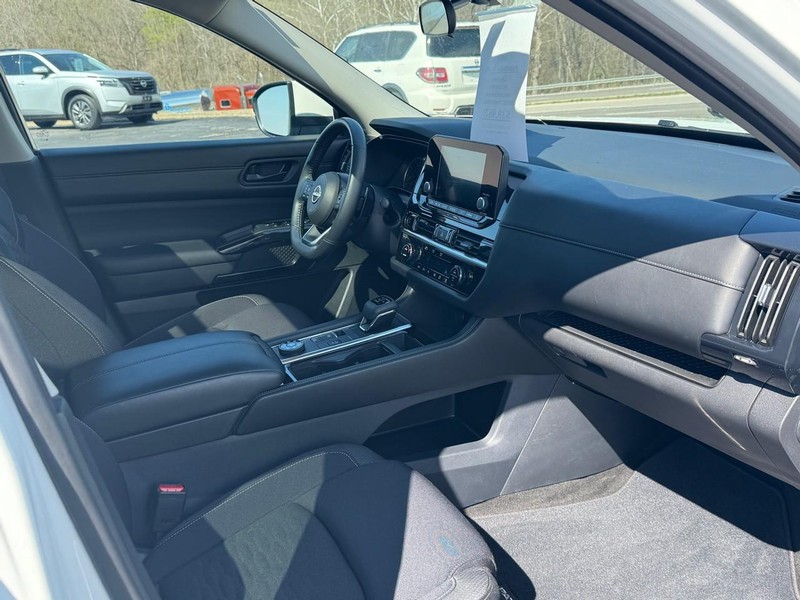 Nissan Pathfinder Vehicle Image 16