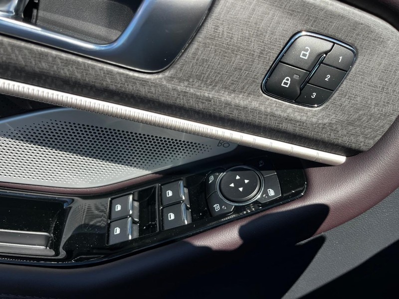 Ford Explorer Vehicle Image 11
