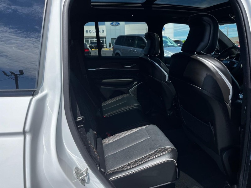 Jeep Grand Cherokee Vehicle Image 10