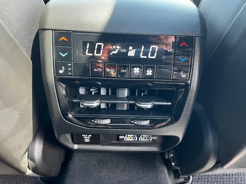 Jeep Grand Cherokee Vehicle Image 11