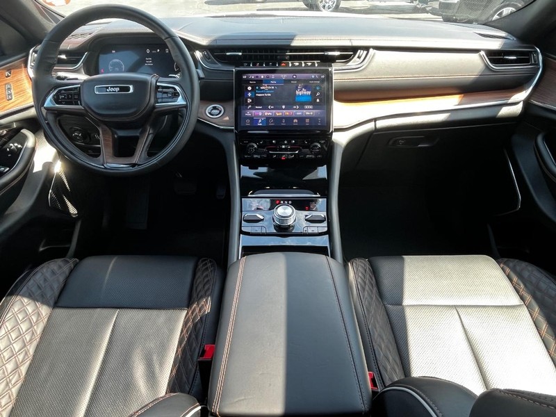Jeep Grand Cherokee Vehicle Image 13