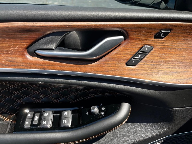 Jeep Grand Cherokee Vehicle Image 16