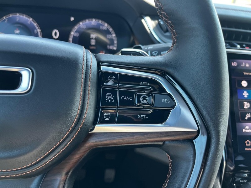 Jeep Grand Cherokee Vehicle Image 19