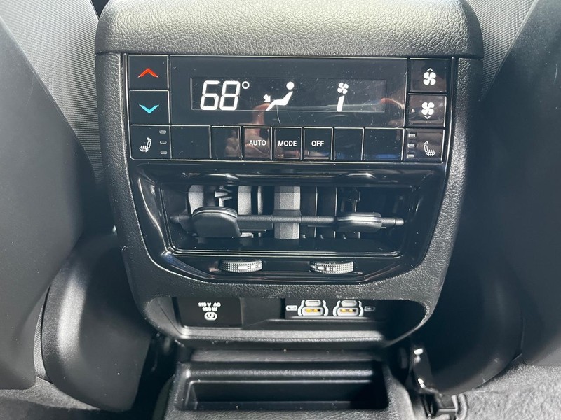 Jeep Grand Cherokee L Vehicle Image 12