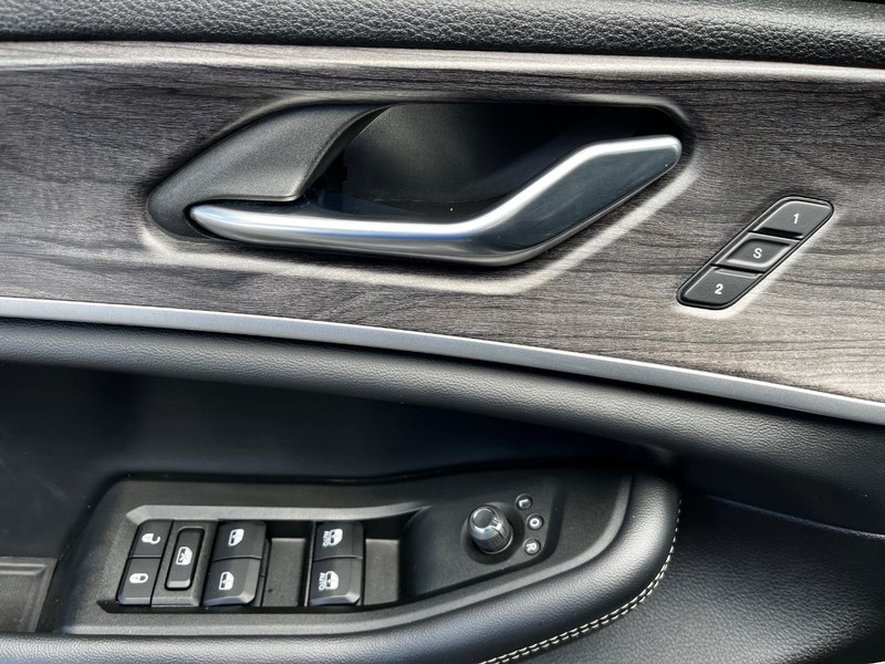 Jeep Grand Cherokee L Vehicle Image 17