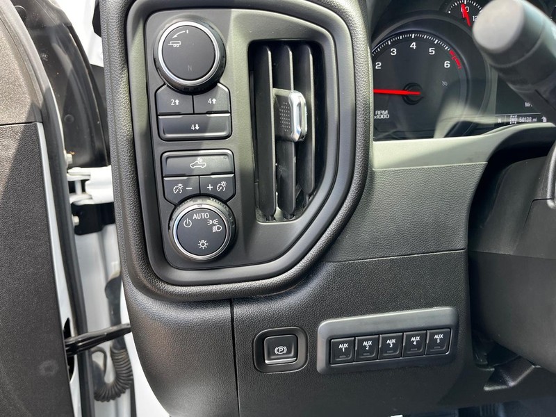 Chevrolet Silverado 2500HD Vehicle Image 15
