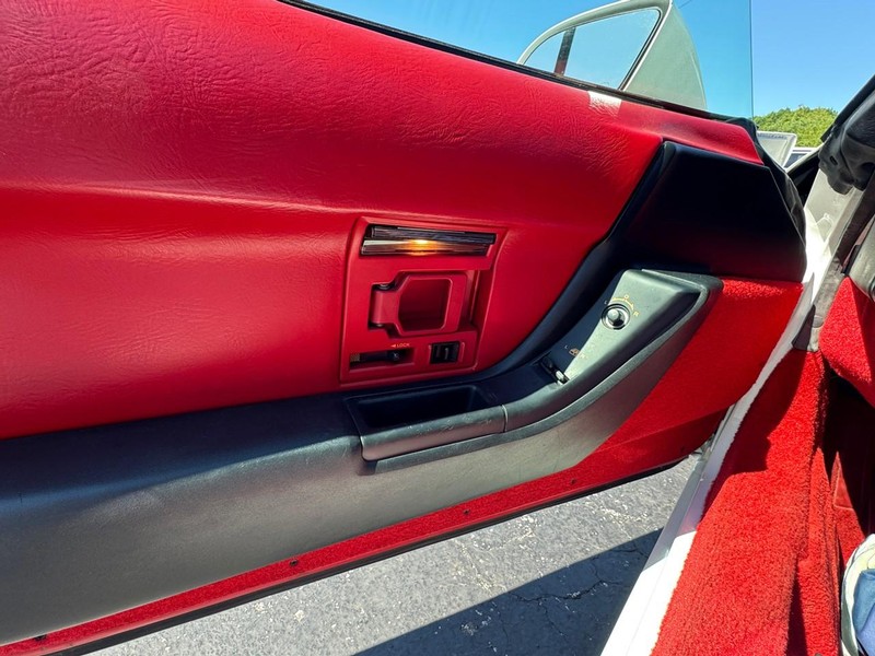 Chevrolet Corvette Vehicle Image 11