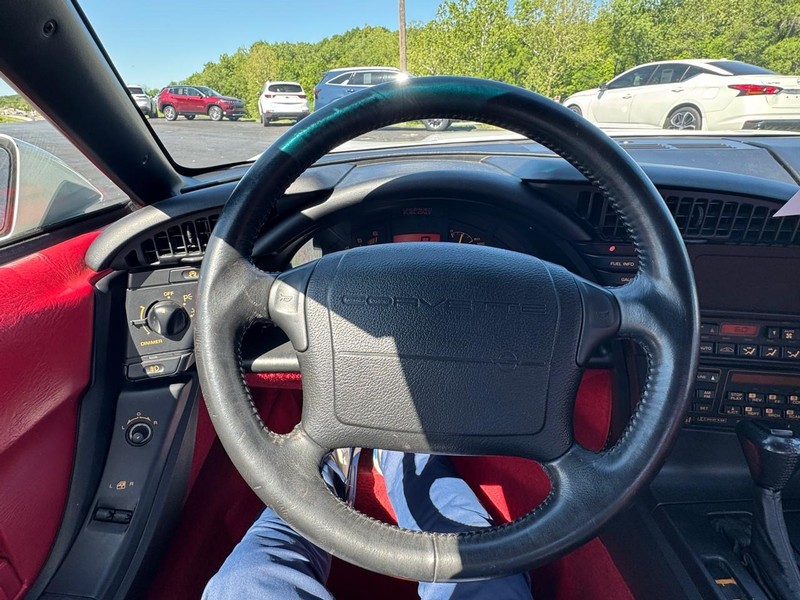 Chevrolet Corvette Vehicle Image 12