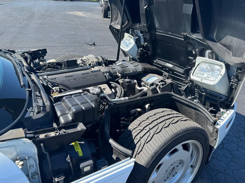 Chevrolet Corvette Vehicle Image 18