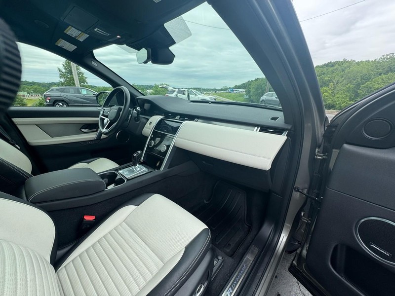 Land Rover Discovery Sport Vehicle Image 12
