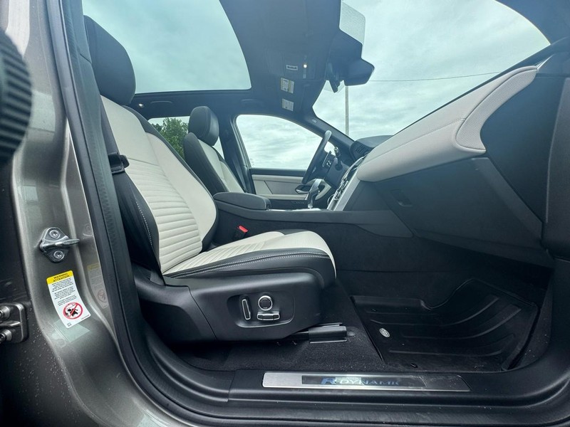 Land Rover Discovery Sport Vehicle Image 13