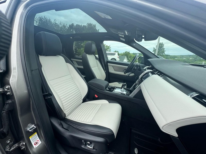 Land Rover Discovery Sport Vehicle Image 16