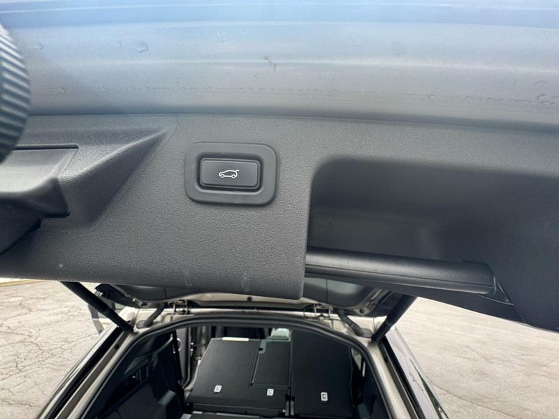 Land Rover Discovery Sport Vehicle Image 18