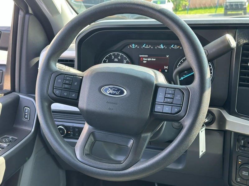 Ford Super Duty F-250 SRW Vehicle Image 12
