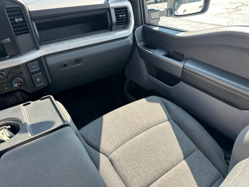Ford Super Duty F-250 SRW Vehicle Image 15