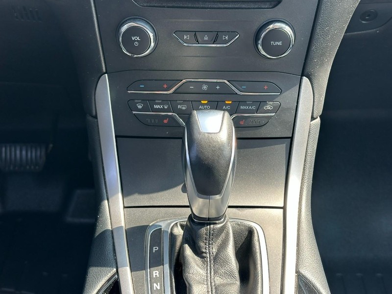 Ford Edge Vehicle Image 14